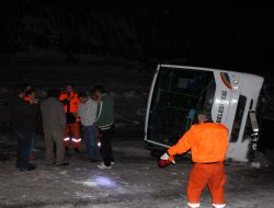 Çat yolunda feci kaza: 1 ölü, 19 yaralı